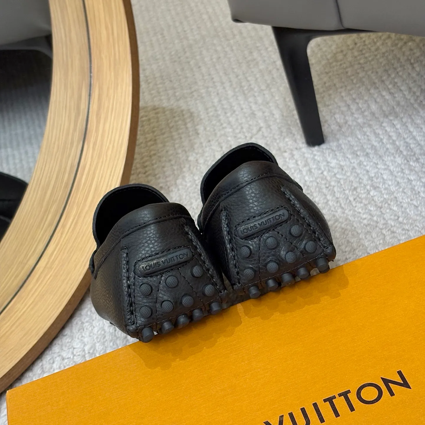 Men's men's shoes 💰420 (Yangli) LV 2⃣️0⃣️2⃣️5️⃣Spring and summer counter GLORIA series models ✈️Original factory special leather production, original last type. A classic driving slip-on casual shoe that shows an elegant style with exquisite craftsmanship details such as Monogram embossing all over the upper🌀Italian imported calfskin fabric Sheepskin foot pads➕Inside～Private mold replica sole Unique style Comfortable driving slip-on Size: 4-12 (38-46) Comes with [Counter packaging: original box, wrapping paper, card, instruction manual, shoehorn, cloth bag] No pressure to enter and leave the counter!